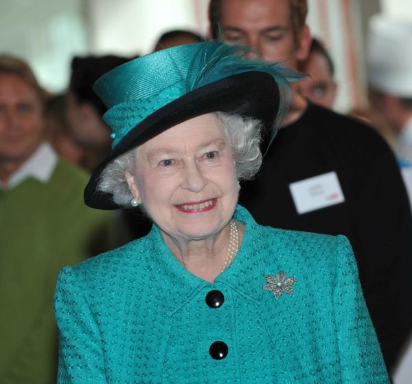 Britská královna si s internetem rozumí.