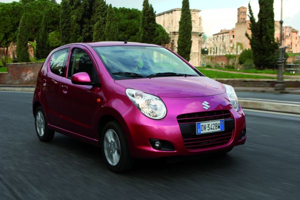 Suzuki Alto sice patří mezi trpaslíky, ale svoji práci zvládá dobře.