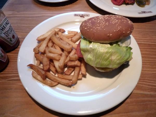 Menu dominují steaky a burgery připravované z hovězího plemene Charolais.