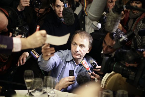 Michel Houellebecq v obležení fotografů.