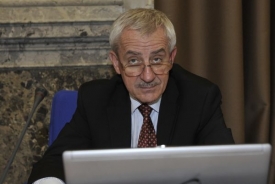 Ministr zdravotnictví Leoš Heger na výzvu lékařů nereagoval, obrací se proto na Nečase.