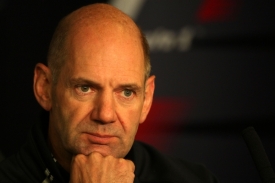 Co není na hlavě, je v ní. Konstruktér Red Bullu Adrian Newey.