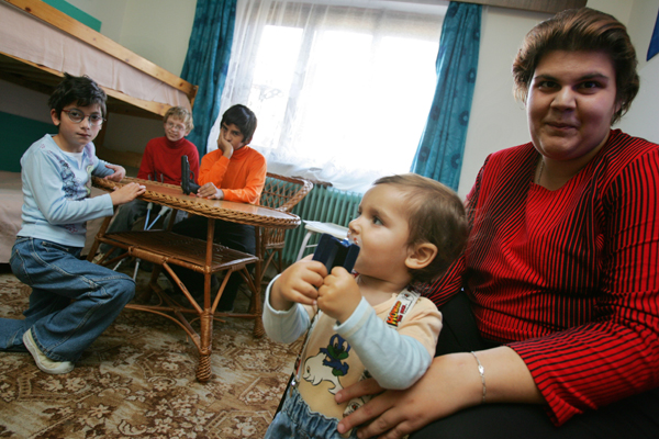 Manželé Rosnerovi týrali svěřené děti. Na snímku jejich domácnost v roce 2005.