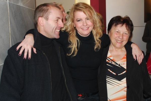 Iveta Bartošová s bratrem a maminkou.