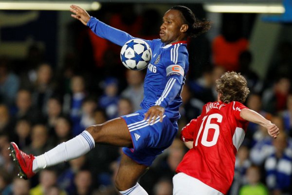 Didier Drogba (v modrém) v utkání Ligy mistrů.