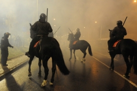 Na Bazalech museli zasahovat i policisté na koních.