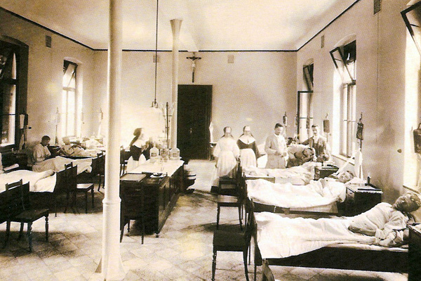 Lékařský personál měl 10. listopadu 1910 napilno. Všeobecná nemocnice v Praze ten den hospitalizovala 14 nakažených. Tyfová epidemie pokračovala i v dalších dnech. 11. listopadu bylo přijato nových devět pacientů. 