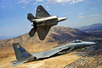 Společný let F-22 a F-15.