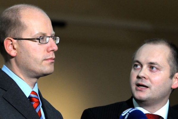 Dva hlavní uchazeči o post šéfa ČSSD - Michal Hašek a Bohuslav Sobotka.