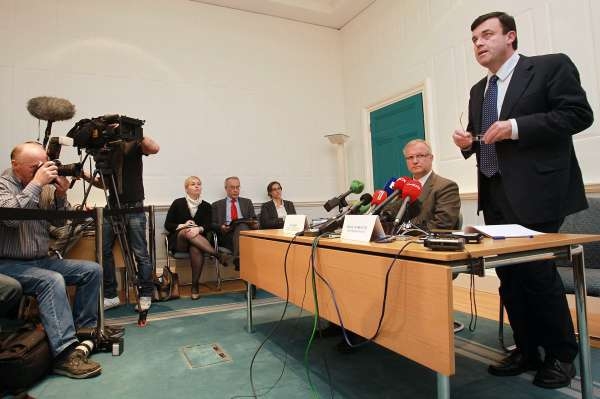 Irský ministr financí Brian Lenihan a eurokomisař Olli Rehn na tiskové konferenci k úsporným opatřením "zeleného ostrova".