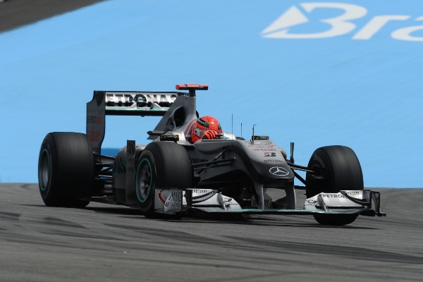 Michael Schumacher krouží po okruhu Interlagos v Brazílii.