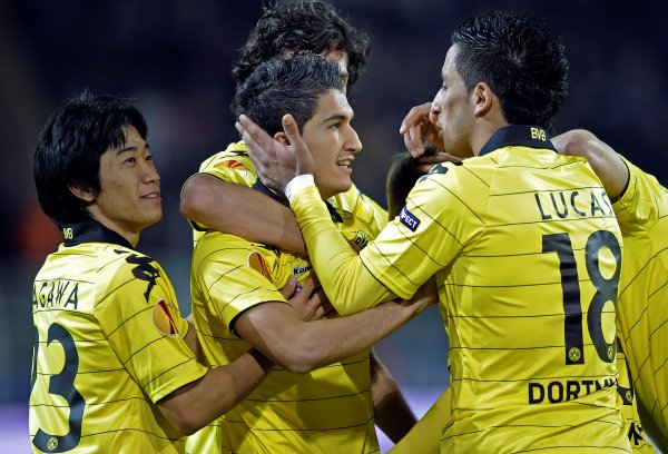 Nuri Sahin (uprostřed) sklízí chválu po vstřelení gólu.