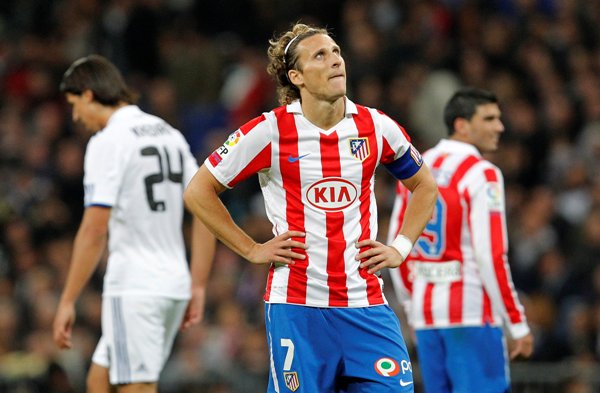 Útočník Atlétika Madrid Diego Forlán svou "africkou formu" letos hledá.