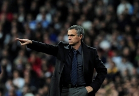 Trenér Realu Madrid José Mourinho vyhlíží střelce.