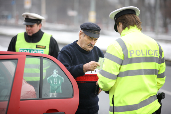Policista chtěl za úplatu manipulovat vyšetřováním dopravních nehod (ilustrační foto). Policista chtěl za úplatu manipulovat vyšetřováním dopravních nehod (ilustrační foto).