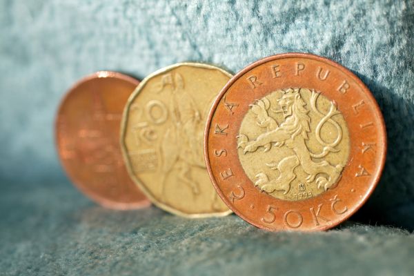 Česká koruna dnes vůči dolaru oslabila.
