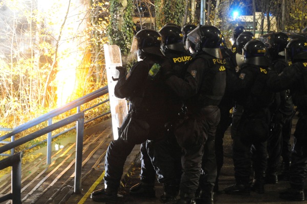 Sobotní zásah policie proti fanouškům Baníku.