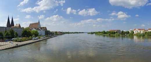 Hranice na Odře dnes. Vlevo Frankfurt, vpravo Slubice.