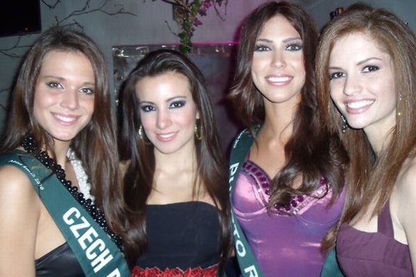 Carmen Justová s Miss Mexico, Miss Puerto Rico a Miss Venezuela (zleva).