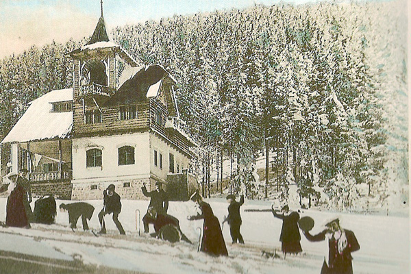 V roce 1910 začalo sněžit na svatého Martina a 12. listopadu sníh zapřičinil kalamitu na severu Čech. Byla to ale také výzva k provozování zimních sportů.