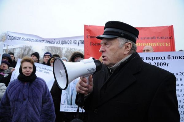Žirinovskij je známý tím, že před volbami dokáže vyvolat rozruch, a tak oslovit voliče. 