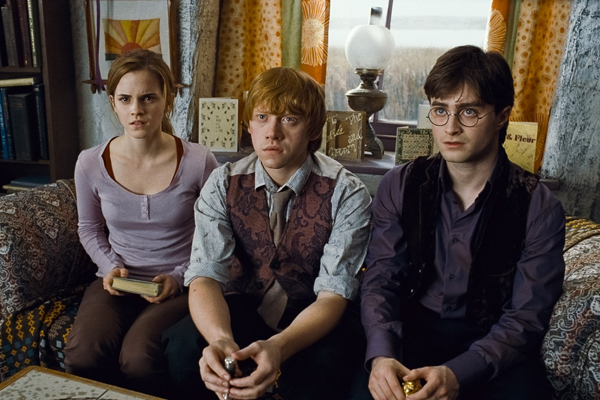 Harry Potter (vpravo) a jeho dva společníci Ron a Hermiona.