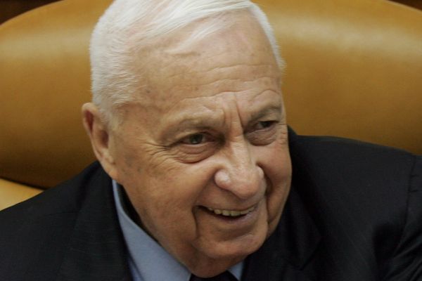 Bývalý izraelský premiér Ariel Šaron, který je v komatu od ledna 2006, byl dnes ráno převezen na rodinnou farmu na jihu Izraele. 