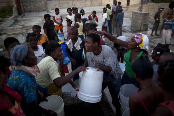 Třetina obyvatel hlavního města Port-au-Prince žije v provizorních táborech zřízených po katastrofálním zemětřesení z letošního ledna. Hygienické podmínky jsou v nich pro šíření cholery více než vhodné.