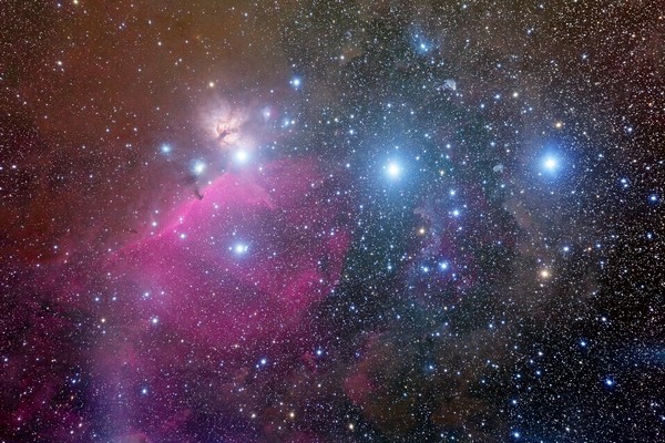 Orionův pás na říjnové České astrofotografii měsíce. Delta Orionis (vpravo) je ve skutečnosti trojhvězdou.
