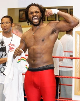 Audley Harrison pózuje na tréninku před zápasem s Davidem Hayem.