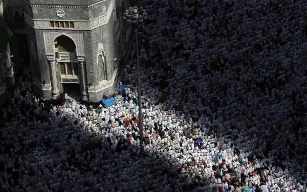 Nejméně 2,5 milionu muslimů zahájilo v Saúdské Arábii tradiční pouť do Mekky.