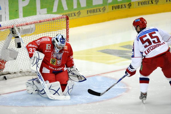 Alexej Kajgorodov prostřeluje brankáře Jakuba Štěpánka.