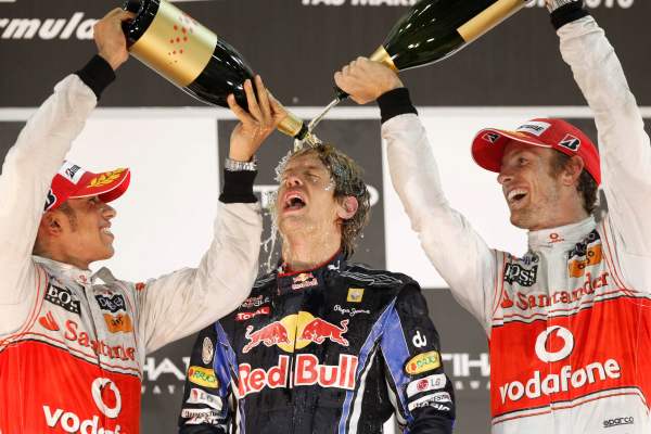 Sebastian Vettel pod sprchou šampaňského rivalů z McLarenu.