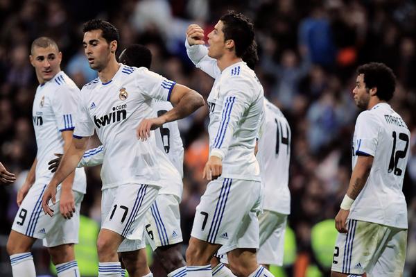 Fotbalisté Realu Madrid se radují z gólu.