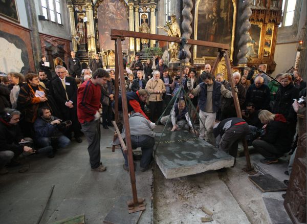 Vědci dnes v Týnském chrámu v Praze otevřeli Brahovu hrobku.