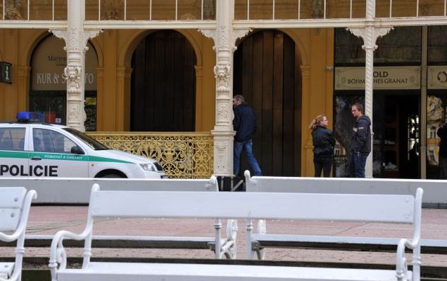Lupiči do výlohy zlatnictví najeli osobním vozem. Lupiči do výlohy zlatnictví najeli osobním vozem.