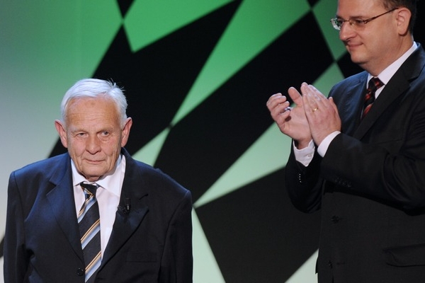 Jan Svoboda převzal cenu z rukou předsedy vlády Petra Nečase.