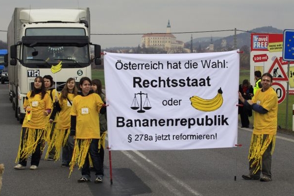 Při protestu rozdávali aktivisté řidičům, které blokovali, banány.