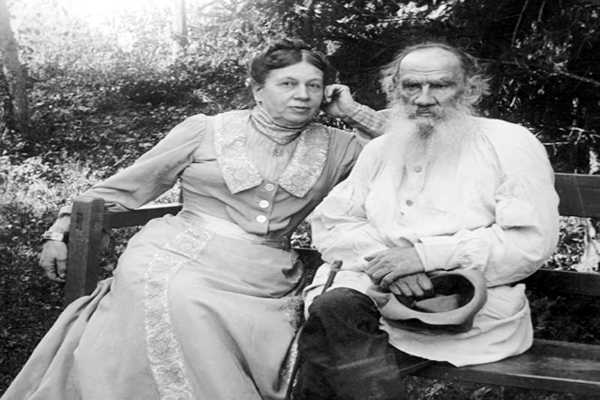 Lev Nikolajevič Tolstoj s manželkou krátce před svým útěkem z Jasné Poljany.
