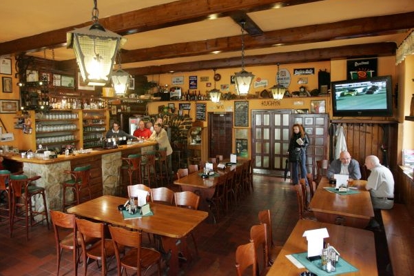 Podle Ústavního soudu mohou obce za určitých okolností regulovat provozní dobu restaurací (ilustrační foto).