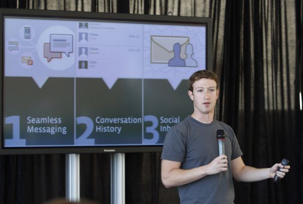 Mark Zuckerberg na pondělní tiskové konferenci.