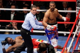 David Haye je odváděn ringovým rozhodčím poté, co poslal na zem Audley Harrisona.