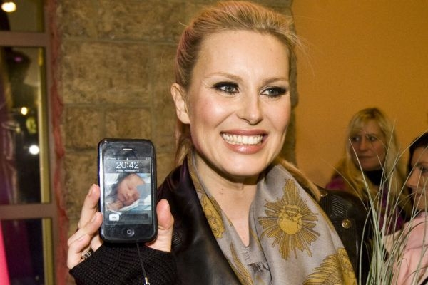 Simona Krainová ukazuje fotku syna Maxe.