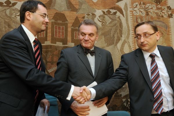 Politici jsou spokojeni, lidé chtějí demonstrovat.