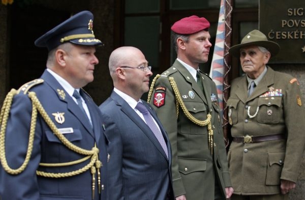 Martin Barták (bez pokrývky hlavy) má nakročeno do diplomatických služeb.