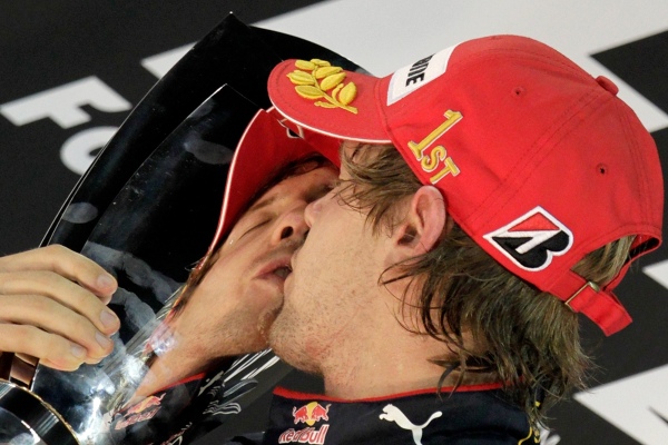 Sebastian Vettel s mistrovskou trofejí.