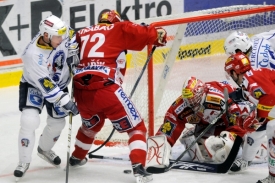 Závar před brankou Slavie.