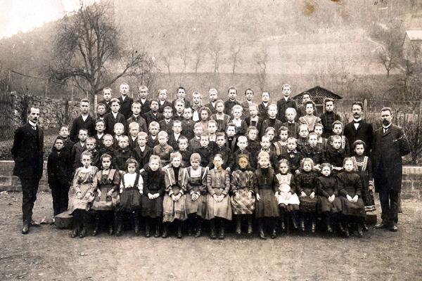 Bezúhonné tváře dětí na školní fotografi z roku 1910? To je pouhé zdání. 