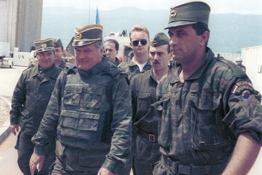 Ratko Mladić (uprostřed) v roce 1993.