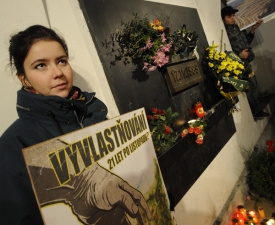 Greenpeace u památníku protestovali proti vyvlastňování.
